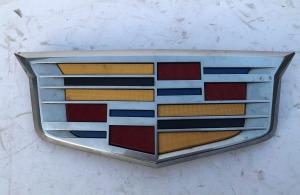Эмблема решетки радиатора Cadillac Escalade 2015-2020 23182045