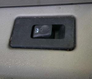 Кнопка стеклоподъемника задней левой двери Hummer H2 15093146