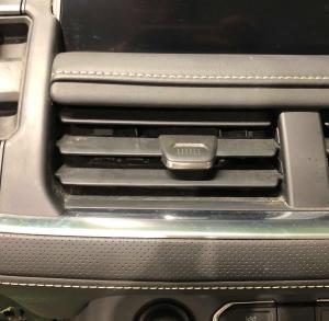 Дефлектор панели торпедо центральный левый Chevrolet Tahoe 2021-н.в. 84670205