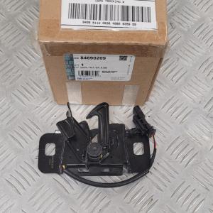 Замок капота Cadillac Escalade/Chevrolet Tahoe 2015-2020 General Motors 84690209; 84252211; 85574828