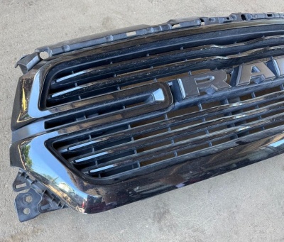 Решетка передняя Dodge RAM 1500 2020-2024 68404965AE
