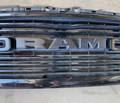 Решетка передняя Dodge RAM 1500 2020-2024 68404965AE