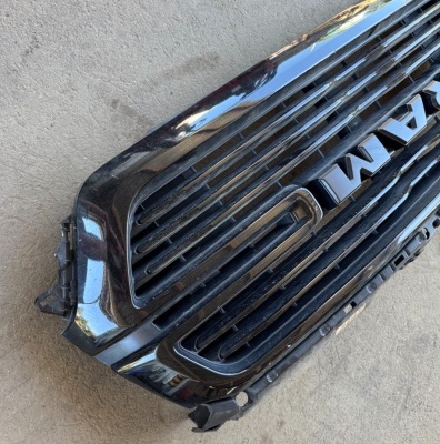 Решетка передняя Dodge RAM 1500 2020-2024 68404965AE