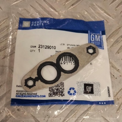 Прокладка трубок охлаждения масла в ДВС Chevrolet Tahoe/Cadillac Escalade 2015-2021 General Motors 23129010
