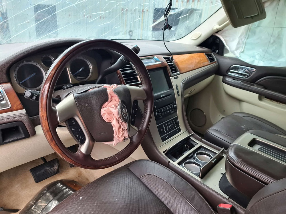 В разборе Cadillac Escalade Platinum 6.2L 2012 год