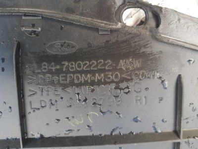 Планка/Жабо под лобовое стекло правая Ford Escape 2000-2007 YL8Z 78022A68 AAA; YL84 7802222