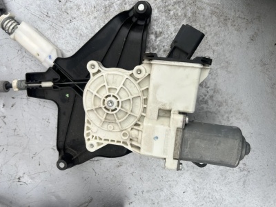 Стеклоподъемник левый Ford Mustang 2015-2018 R9CRB C22251 102; FR3B 6323209 AM